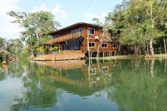 Fint hus i närheten av Hotel Kangaroo, en bit utanför Río Dulce.