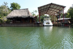 Fint hus med lyxbåt i närheten av Hotel Kangaroo, en bit utanför Río Dulce.