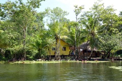 Hus längs stranden, El Golfete.