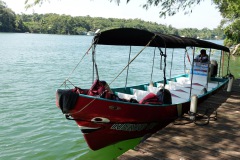 Stopp för en öl och lite snacks. Río Dulce mellan El Golfete och Lívingston.