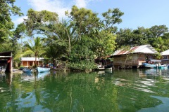 Hus längs Río Dulce.