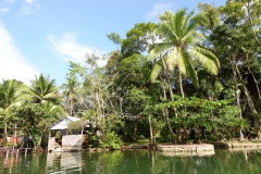 Hus längs Río Dulce.