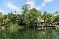 Hus längs Río Dulce.