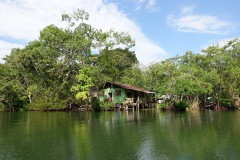 Hus längs Río Dulce.