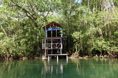 Hus längs Río Dulce.