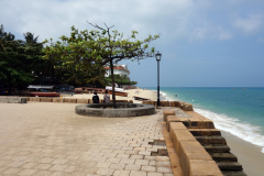 Vy mot den nordligaste delen av den publika sandstranden från slutet av promenaden, Stone Town (Zanzibar Town), Unguja.