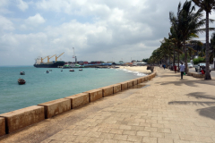 Del av den mysiga strandpromenaden med hamnen längst upp i bild,  Stone Town (Zanzibar Town), Unguja.