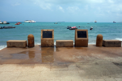 Minnesmärke längs strandpromenaden,  Stone Town (Zanzibar Town), Unguja.