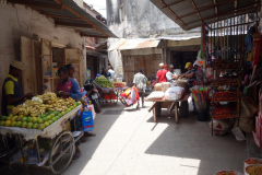 Liten marknad i en lugn del av Stone Town (Zanzibar Town), Unguja.