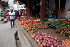 Liten marknad i en lugn del av Stone Town (Zanzibar Town), Unguja.