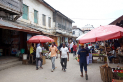 Liten marknad i en lugn del av Stone Town (Zanzibar Town), Unguja.