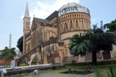Från vänster till höger i bild: Moskén Masjid Jibril, Anglican Cathedral och Slave Memorial, Stone Town (Zanzibar Town), Unguja.