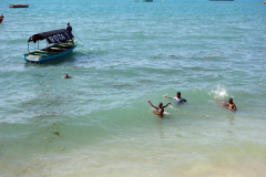 Barnen verkar älska att bada på denna ö. Den publika stranden i Stone Town (Zanzibar Town), Unguja.