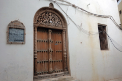 Den vackert snidade entrén till den kända slavhandlaren Tippu Tip's residens, Stone Town (Zanzibar Town), Unguja.