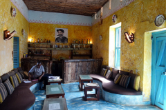 Interiören på öns enda bar/restaurang, Prison Island.