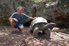 Stefan med öns äldsta aldabrasköldpadda i en liten grotta. 196 år gammal! Prison Island.