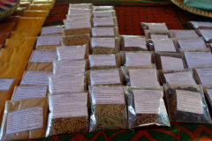 Mängder av förpackade kryddor, Dole spice farm, Unguja.