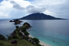 Sambawan island med Maripipi i bakgrunden.