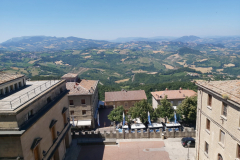 Utsikten nära busstationen, San Marino.