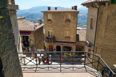 Gatuscen i centrala delarna av staden San Marino, San Marino.