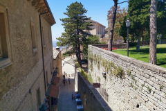 Gatuscen i centrala delarna av staden San Marino med Basilica del Santo i bakgrunden, San Marino.