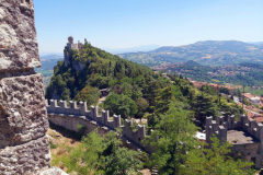 Utsikten från fort Guaita mot fort Cesta, San Marino.