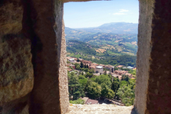 Utsikten från fort Guaita i riktning västerut över San Marino och Italien, San Marino.