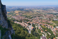 Utsikten från fort Guaita över delar av staten San Marino, San Marino.