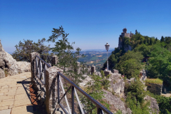 Leden mellan fort Guaita och fort Cesta med fort Cesta i bakgrunden, San Marino.