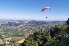 Skärmflygare vid Montale Tower, San Marino.