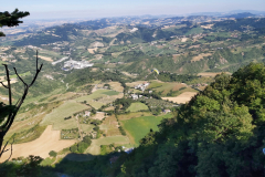 Utsikten över det omgivande landskapet vid Montale Tower, San Marino.