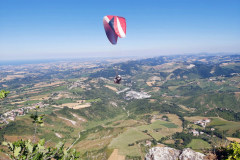 Skärmflygare vid Montale Tower, San Marino.