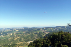 Skärmflygare vid Montale Tower, San Marino.