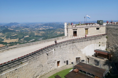 En av de mer bastanta murarna i huvudstaden, San Marino.