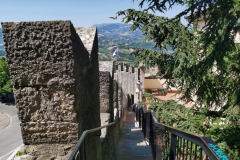 Brant trappa för att ta sig mellan olika delar av huvudstaden, San Marino.