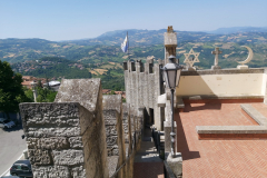 Brant trappa för att ta sig mellan olika delar av huvudstaden, San Marino.