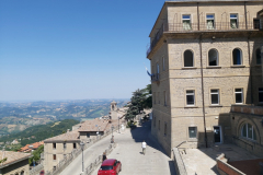 Klassisk vy över den västra sidan av huvudstaden, San Marino.