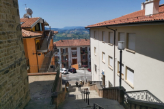 Trappa ner från den historiska delen till vanligt bostadsområde, San Marino.