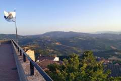 Skymning på utsiktspunkten Piazzale Girolamo Genga, San Marino.