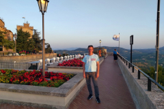 Stefan på utsiktspunkten Piazzale Girolamo Genga, San Marino.