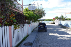 Det tog en stund innan jag hittade hotellet. Första varvet runt kvarteret missade jag skylten till vänster i bild, Ambergris Sunset Hotel, San Pedro, Ambergris Caye.