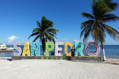 Det obligatoriska fotot tillsammans med stadsskylten. San Pedro, Ambergris Caye.