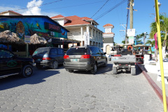 Jaguar's Night Club och klocktornet vid centrala torget, San Pedro, Ambergris Caye.