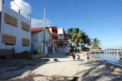Stranden ut mot havet på östra sidan av staden, San Pedro, Ambergris Caye.