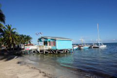 Stranden ut mot havet på östra sidan av staden, San Pedro, Ambergris Caye.