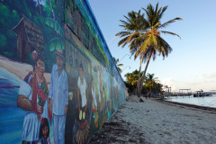 Graffiti längs stranden, San Pedro, Ambergris Caye.