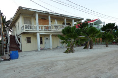 Strandhus som har sett sina bästa dagar, San Pedro , Ambergris Caye.