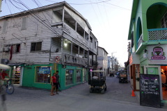 Gatuscen i San Pedro, Ambergris Caye. Hunden såg ut att göra sig beredd hoppa ner från balkongen och anfalla mig. Kraftigt morrande.