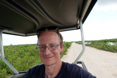 Stefan i fyrhjulingen på väg till Secret Beach, Ambergris Caye.