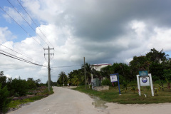 Huvudvägen längs öns östra sida på väg mot Sapphire Beach Resort, Ambergris Caye.